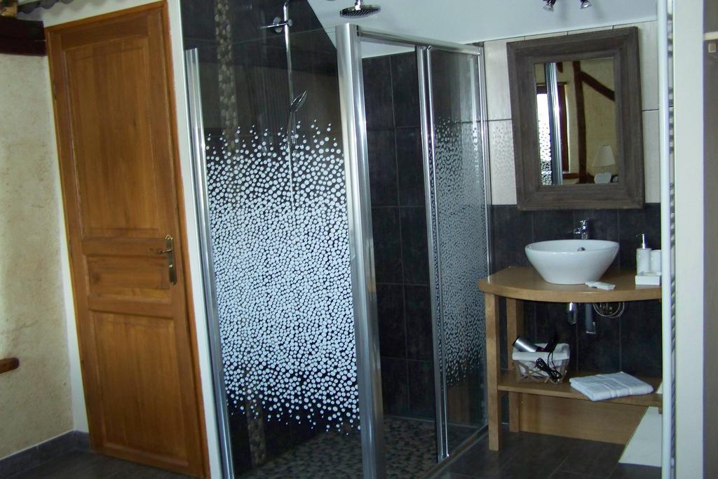 Les Hotes Du Lac, Chambres Et Tables D'Hotes Mandailles  Bilik gambar
